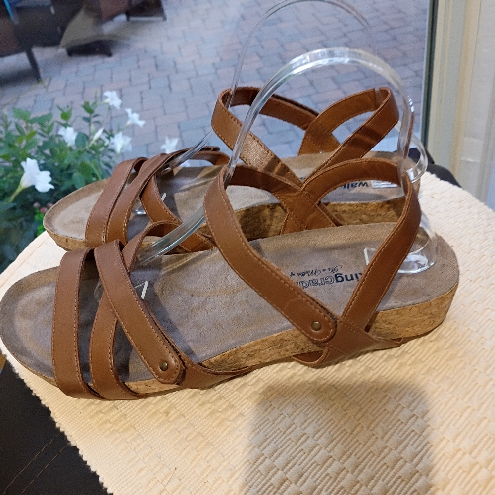 NWT.Walking Cradles Tan Sandals for Women.Made In Brazil - Picture 4 of 8